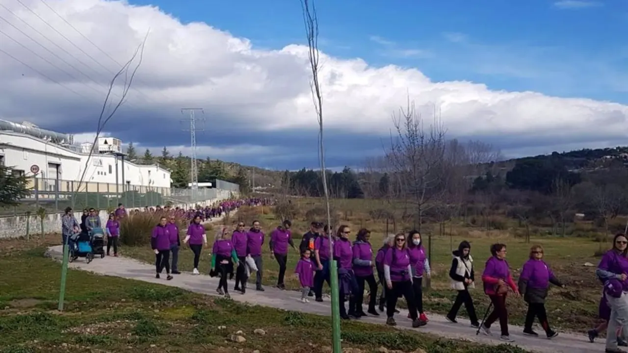 Personas con camisetas moradas andando