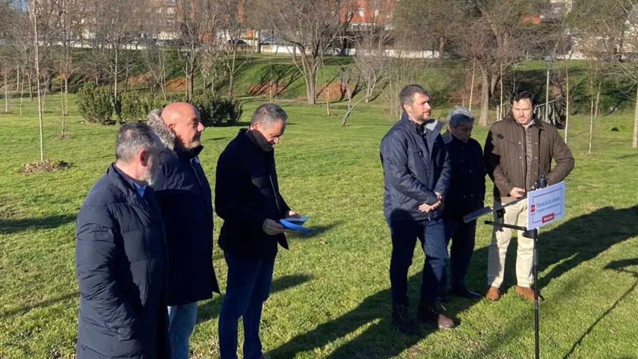 Seis se&ntilde;ores en una plantaci&oacute;n de &aacute;rboles