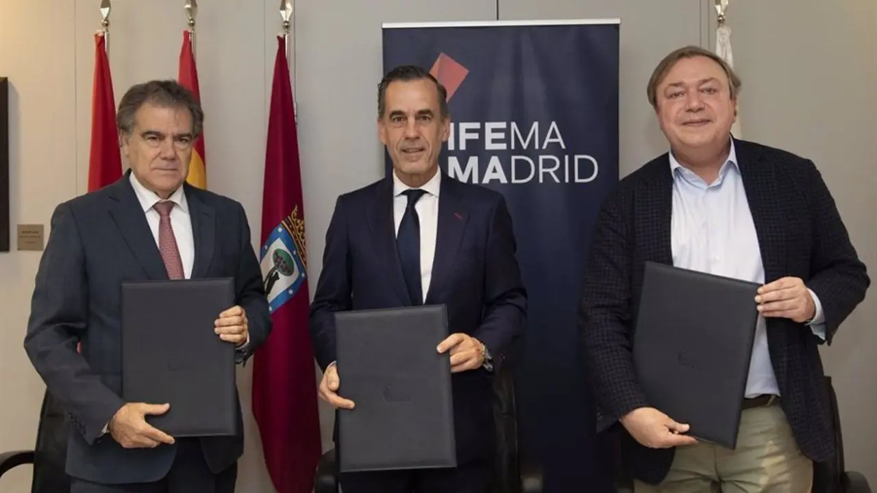 Tres se&ntilde;ores con un cartel del Ifema Madrid detr&aacute;s de ellos