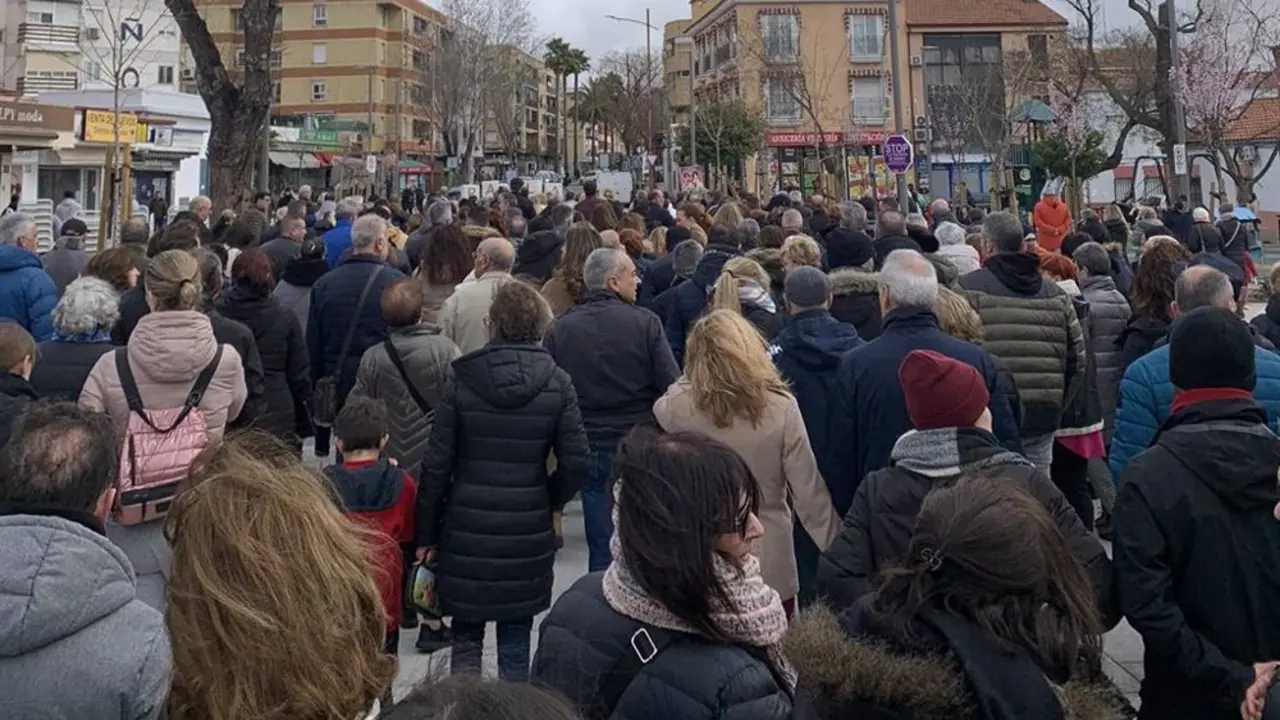 Muchas personas agrupadas en Parla