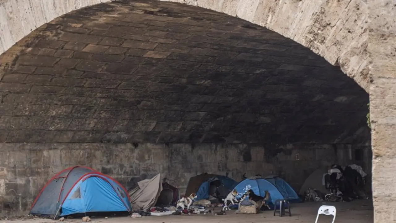 Refugio con tiendas de campa&ntilde;a