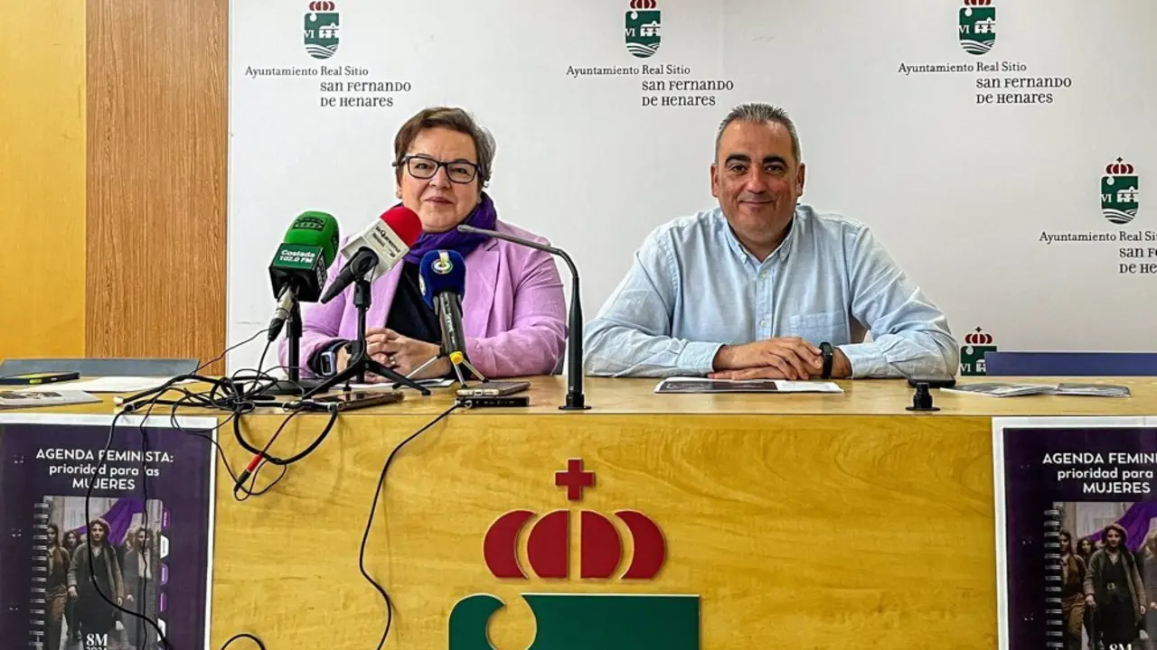 Trabajadores del Ayuntamiento de San Fernando de Henares informando sobre la programaci&oacute;n del 8M