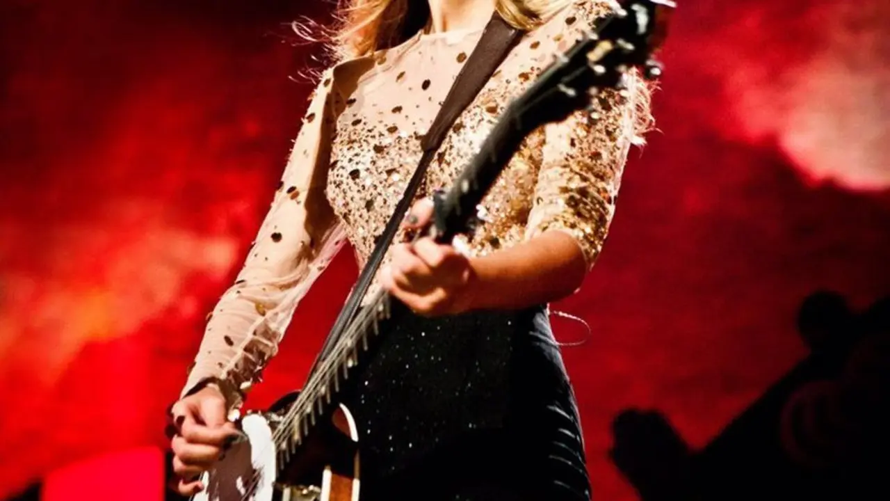 Taylor Swift con una guitarra en un concierto