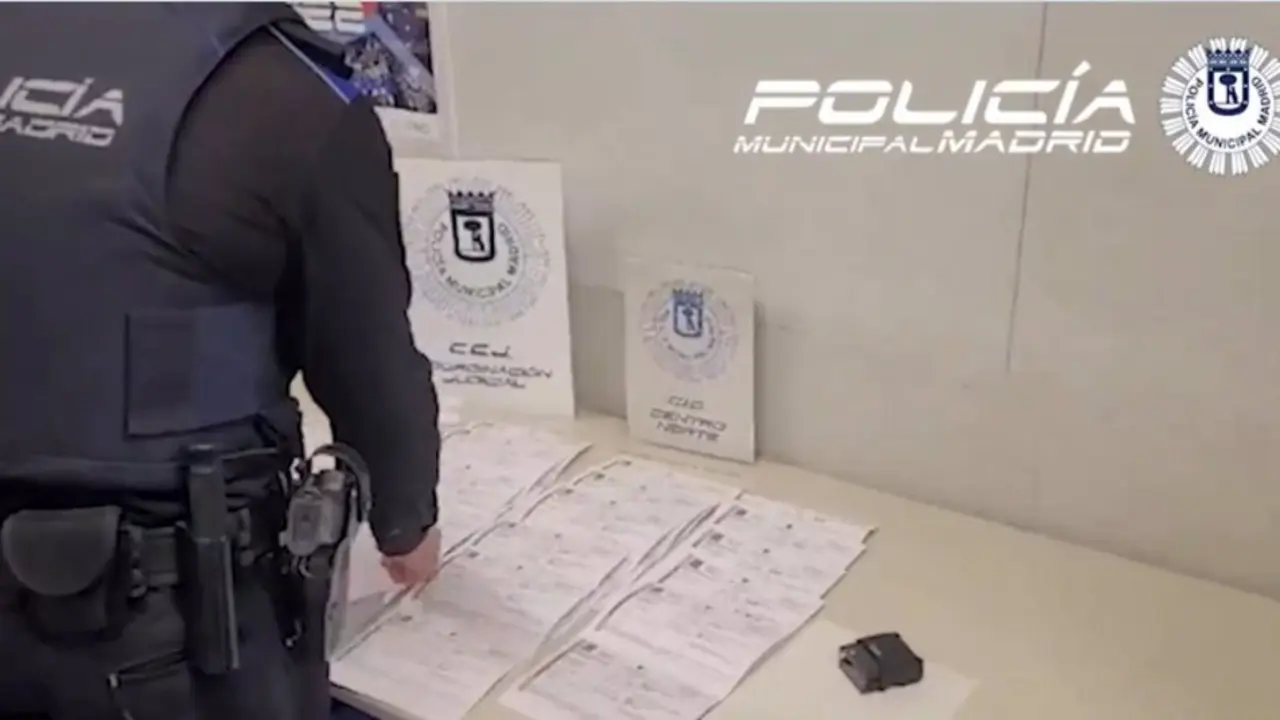 Polic&iacute;a Municipal de Madrid analizando documentos falsificados