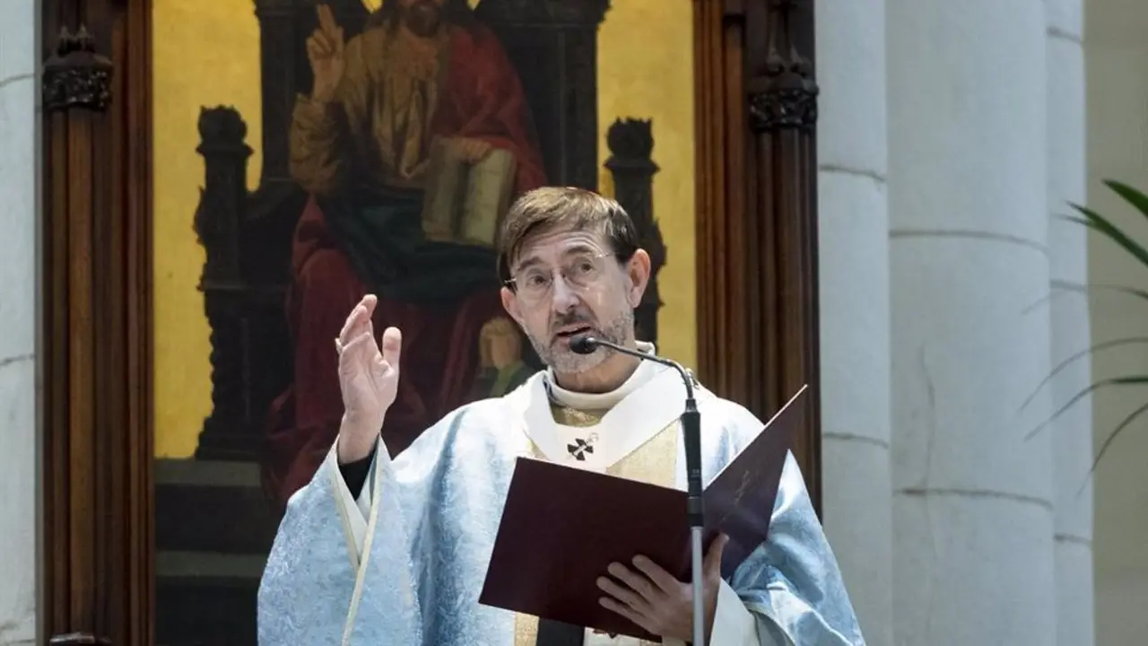 Sacerdote dando Misa