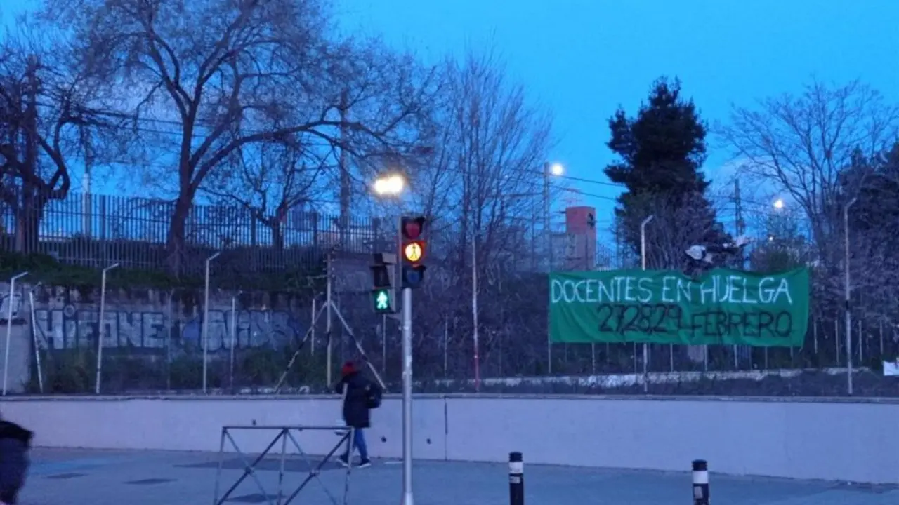 Cartel verde en el que aparece escrito "Docentes en Huelga"