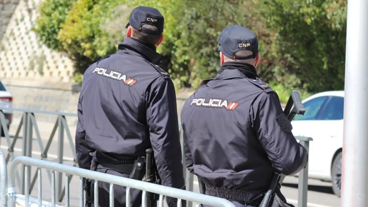 Dos polic&iacute;as de espaldas