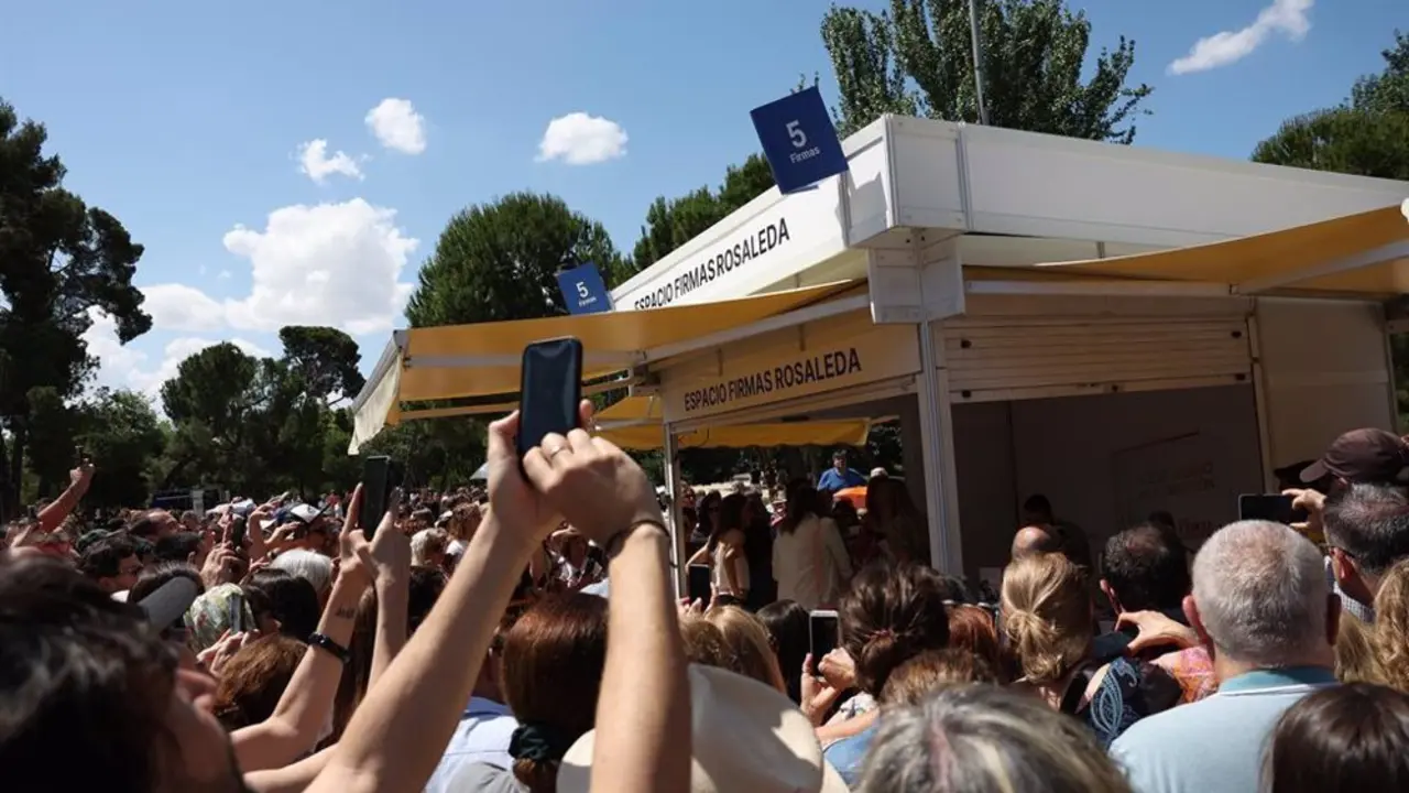 Paseo de casetas de la Feria del Libro de Madrid
