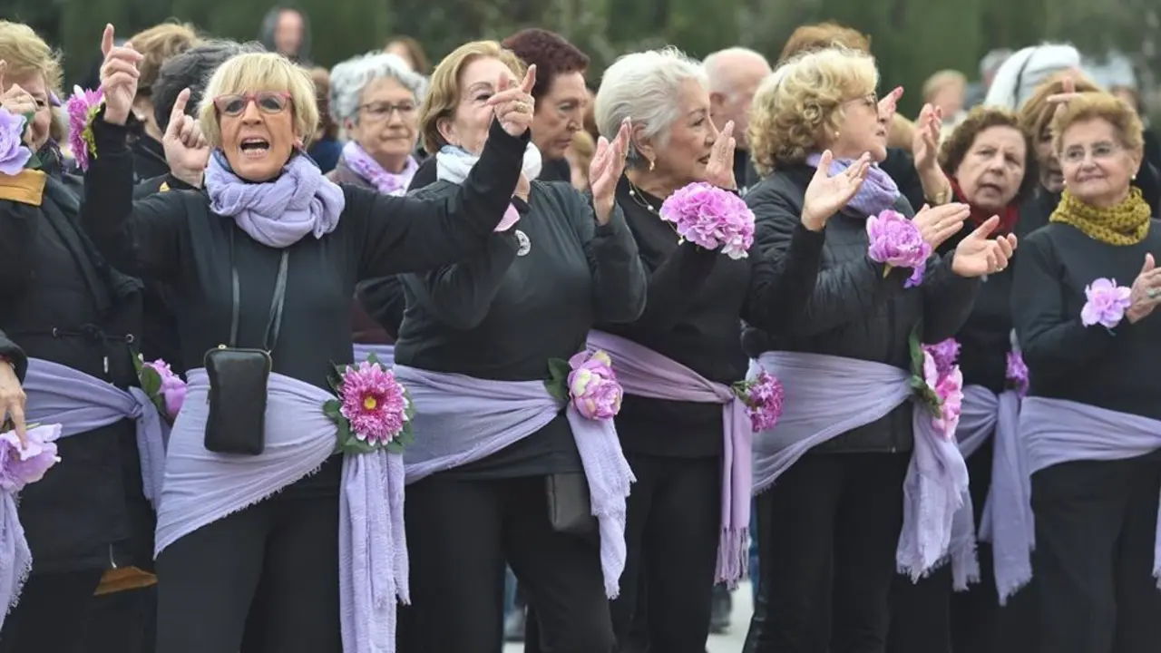Cientos de mujeres mayores se unen a un &lsquo;flashmob&rsquo; frente al Palacio Real para demostrar que est&aacute;n &laquo;activas y presentes&raquo;