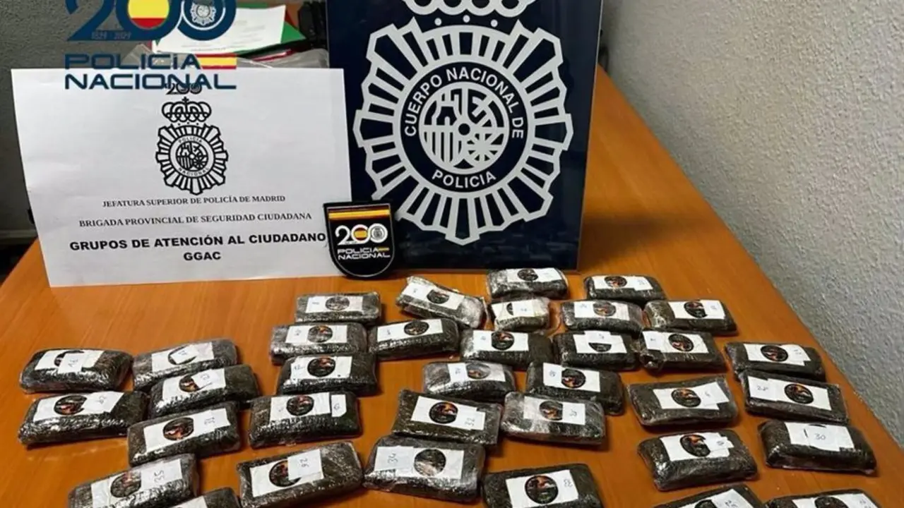 Bolsas de hach&iacute;s sobre una mesa requisadas por la Polic&iacute;a Nacional