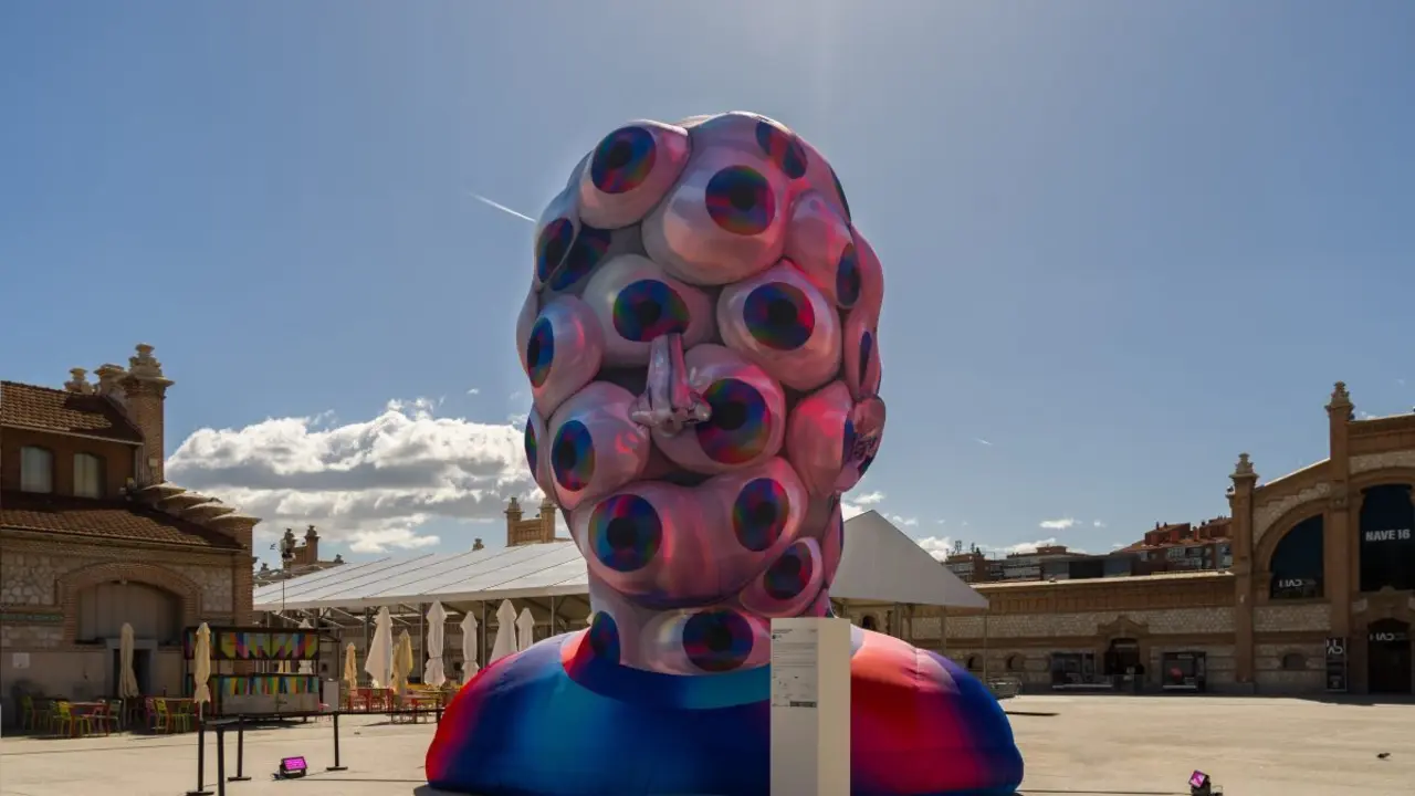 Escultura "The Eyes" de Coll Shit Collective