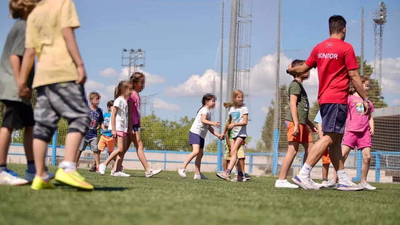 Ni&ntilde;os jugando en un campo de f&uacute;tbol