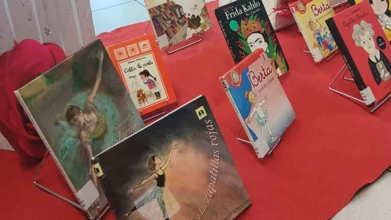 Expositor de libros infantiles escritos por mujeres