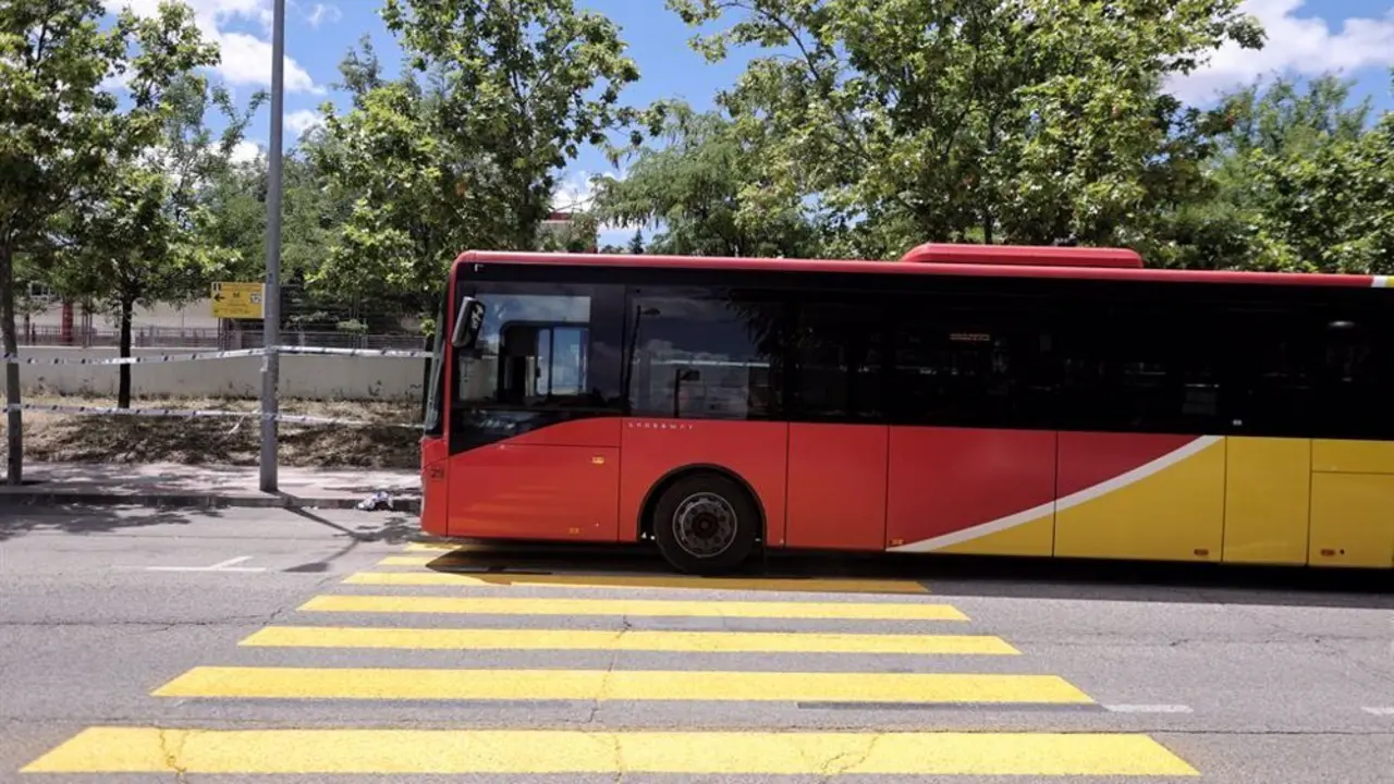 Autob&uacute;s circulando por la carretera