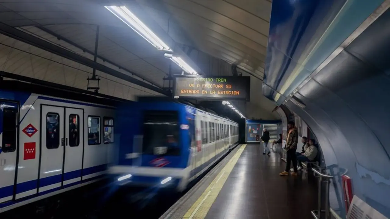 Tren del Metro de Madrid llegando a una estaci&oacute;n