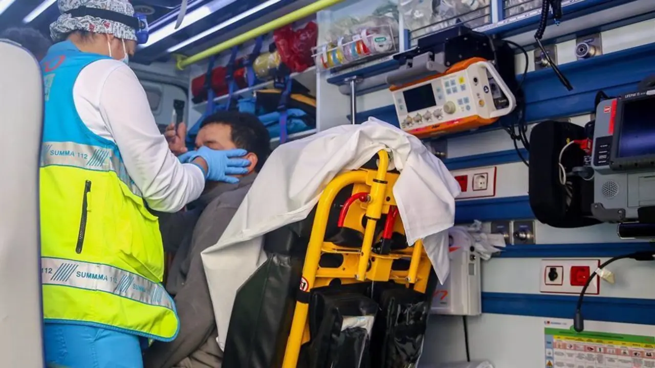 Sanitaria del Summa 112 atendiendo a un paciente en el veh&iacute;culo