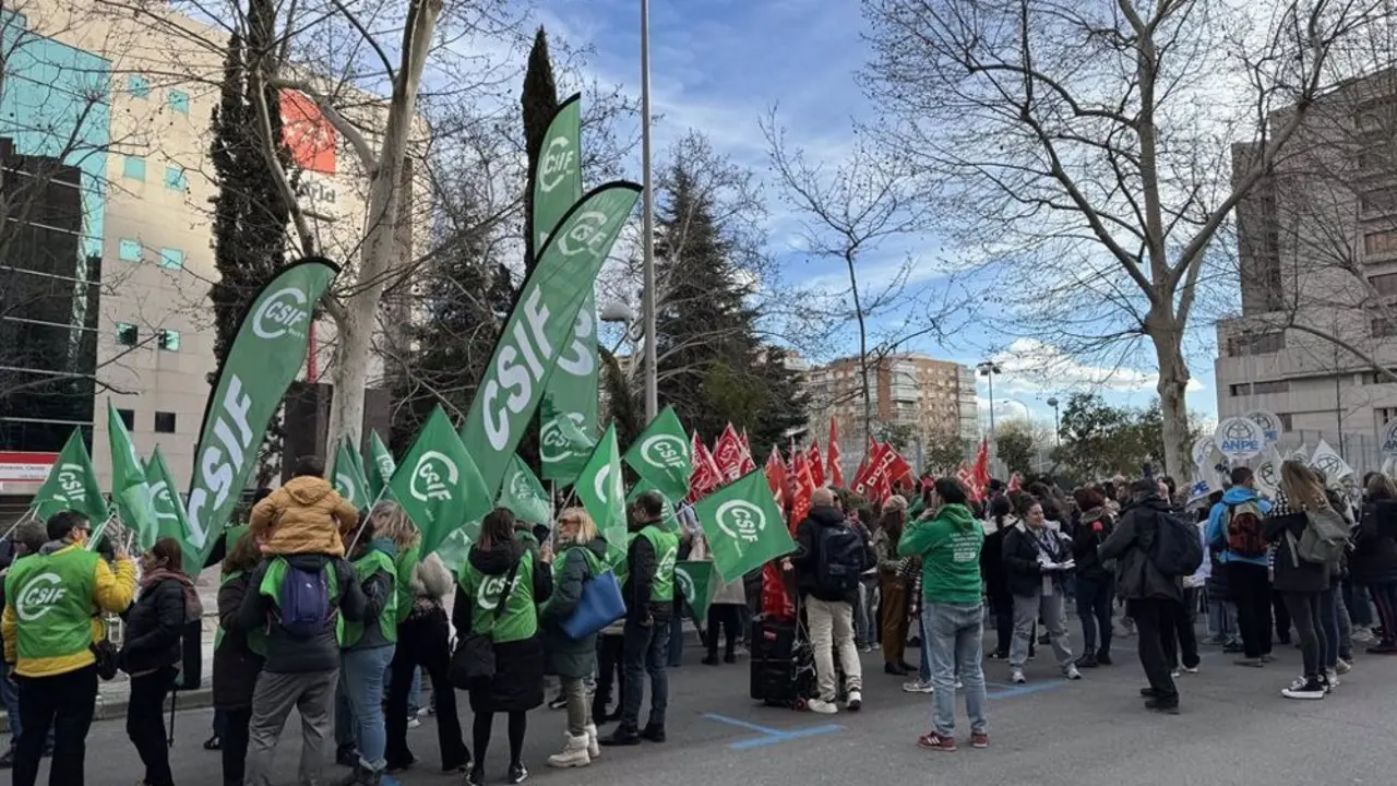 Manifestaci&oacute;n con banderas del CSIF