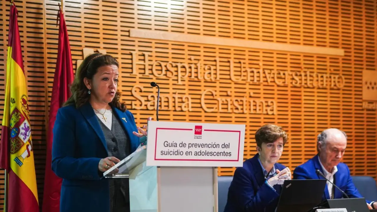 La Comunidad de Madrid exponiendo la primera Gu&iacute;a de prevenci&oacute;n al suicidio en adolescentes