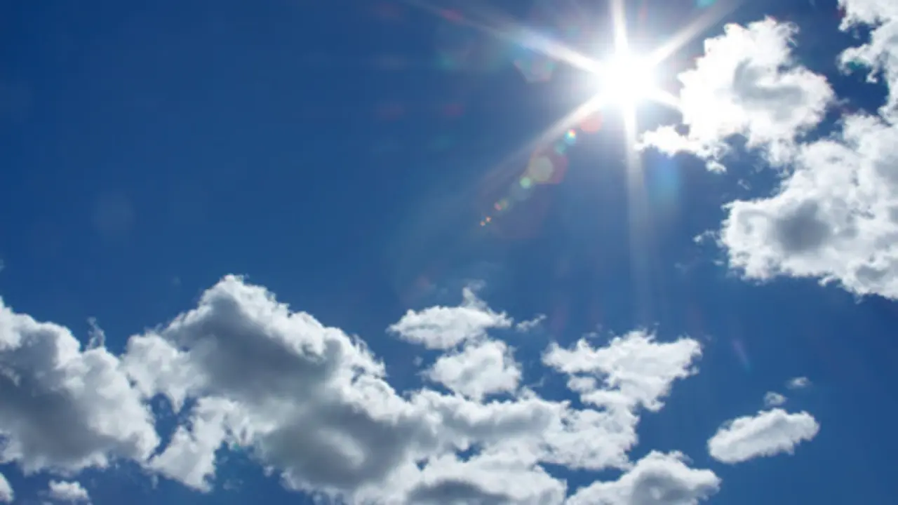 Cielo despejado con alguna nube esparcida