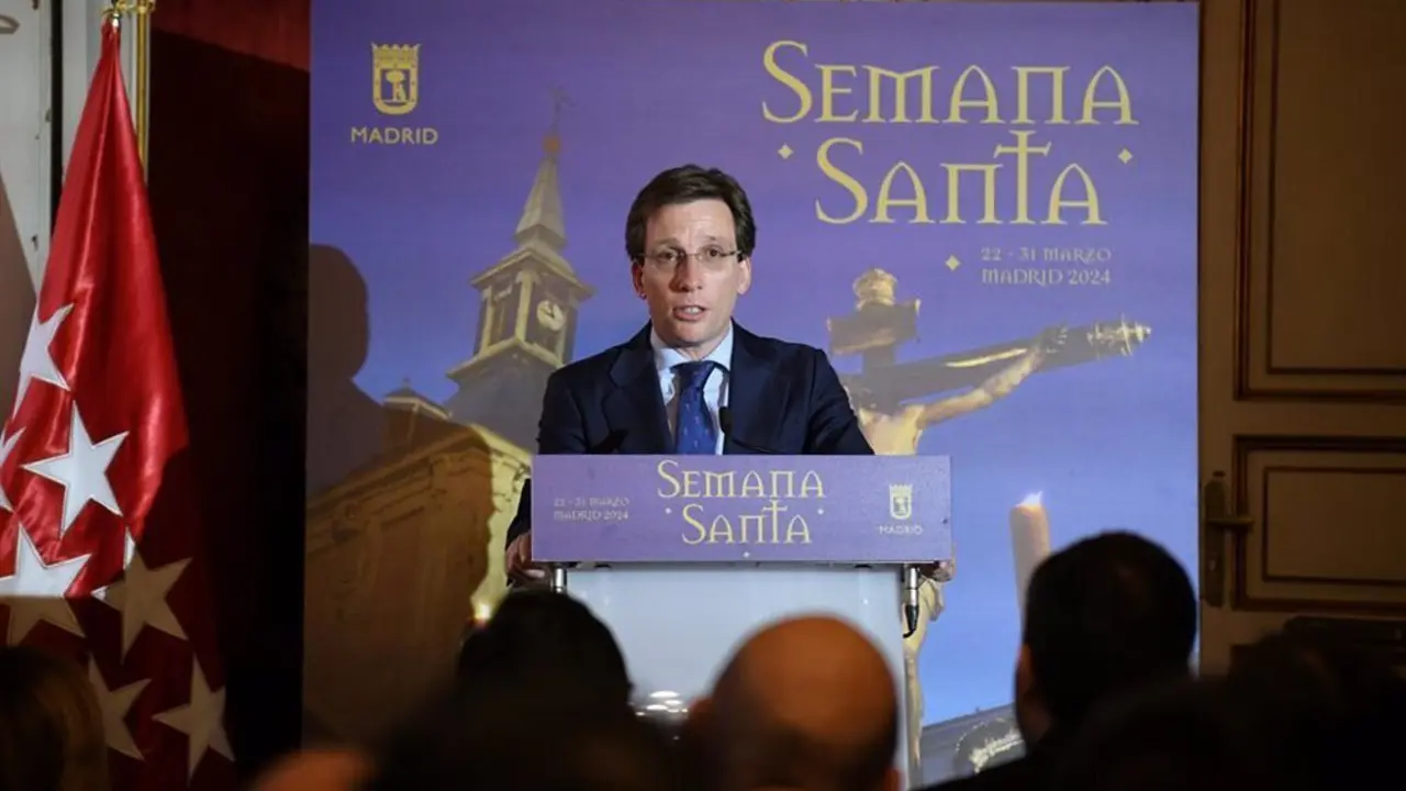 Almeida frente a un photocall de la Semana Santa en Madrid