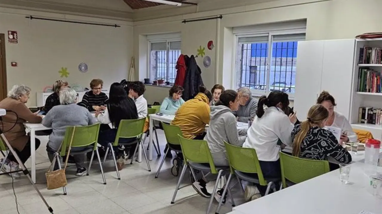 Mayores sentados en un aula