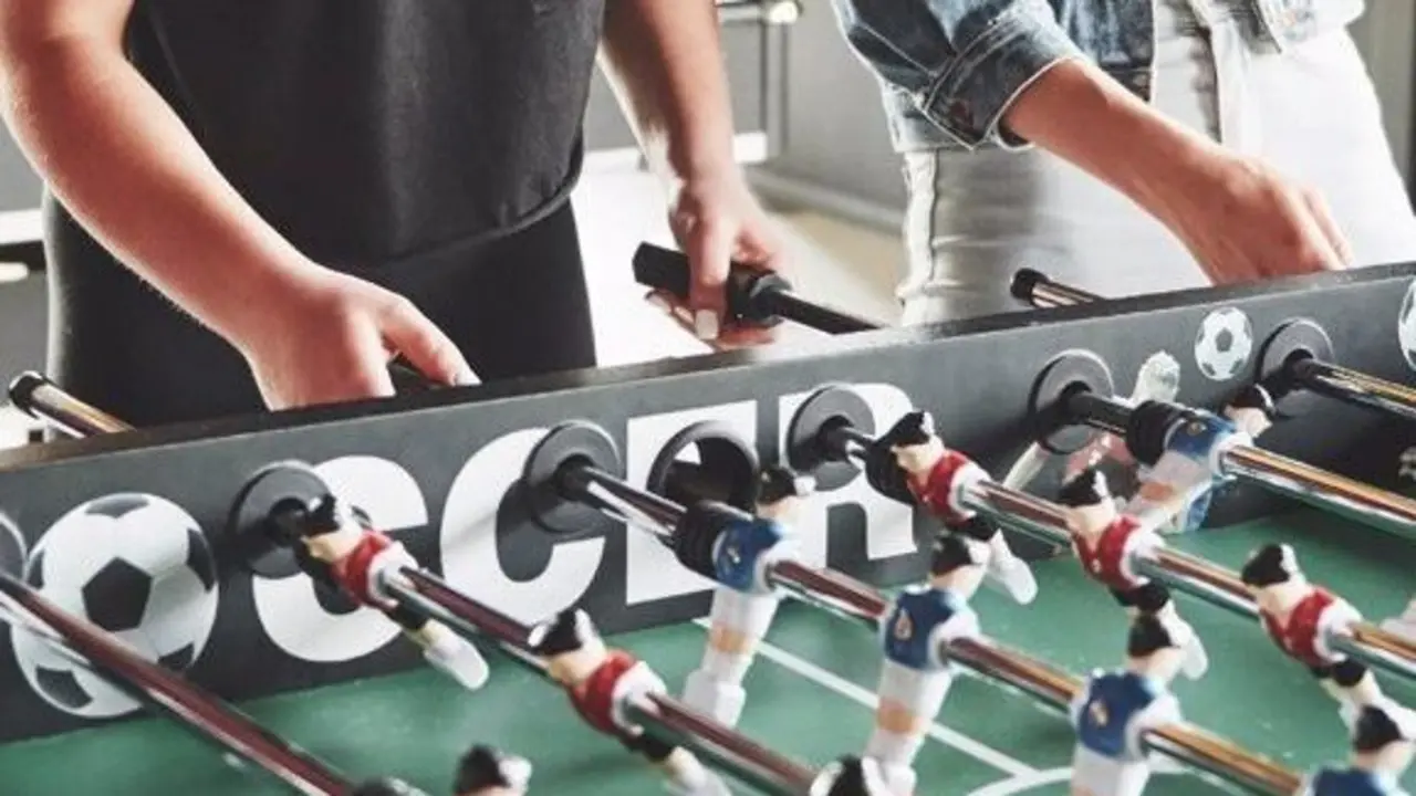 Dos personas jugando al futbol&iacute;n