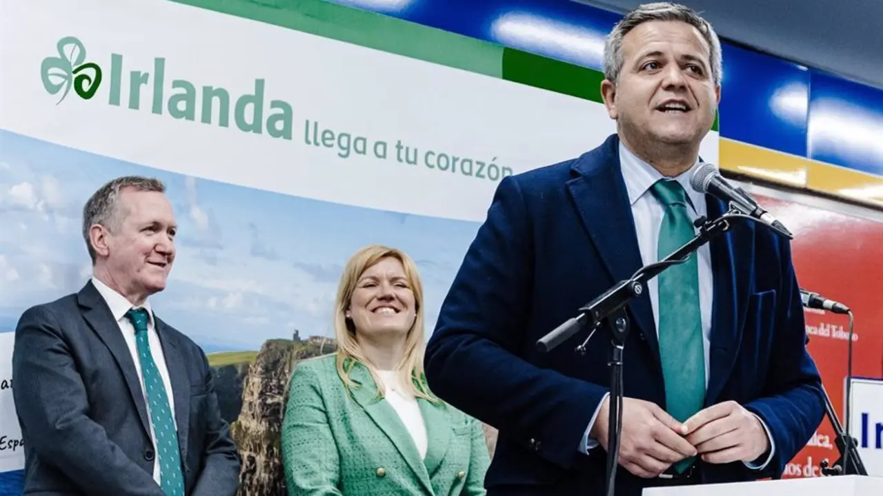 Cartel de "Irlanda llega a tu coraz&oacute;n" en un and&eacute;n de Metro de Madrid