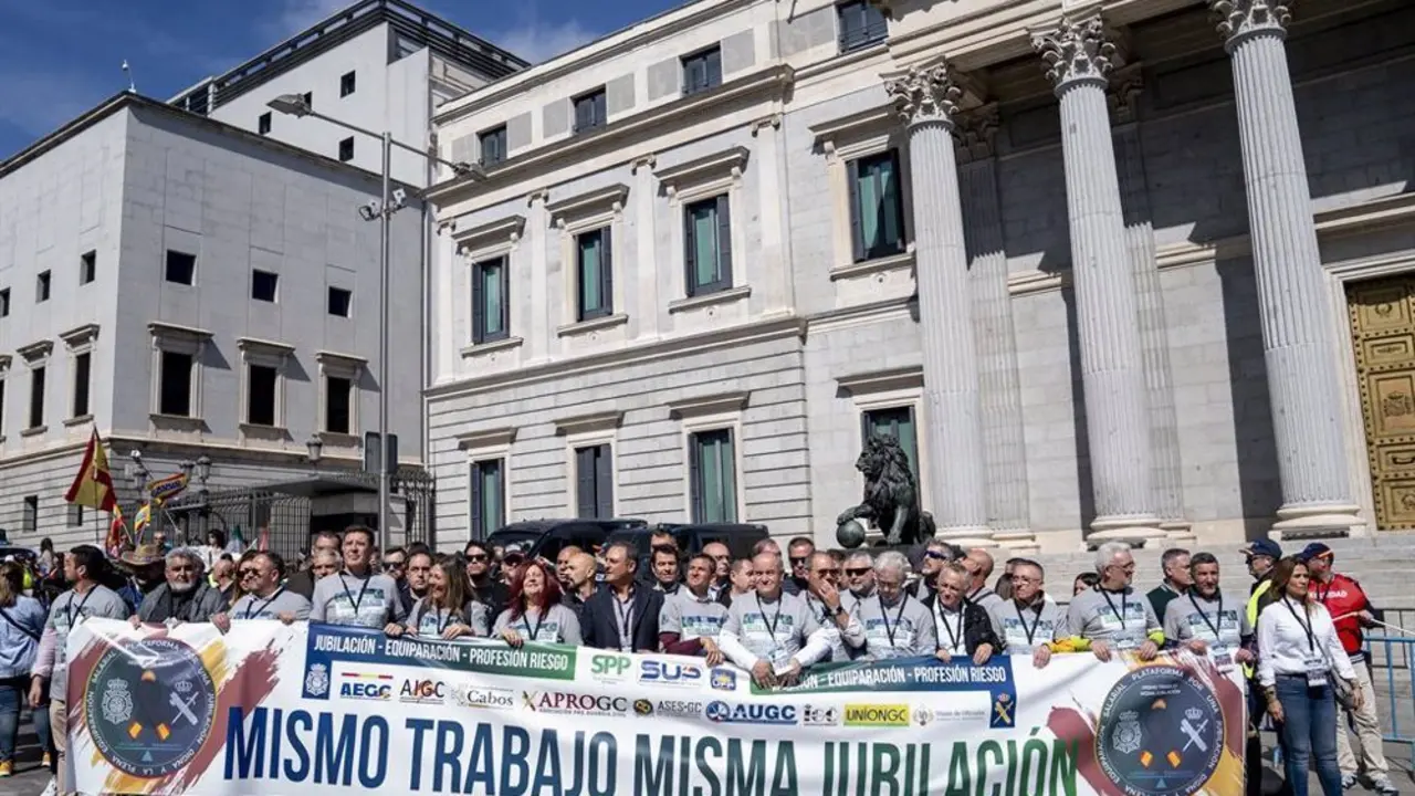 Cartel en una manifestaci&oacute;n frente al Congreso de los Diputados en el que aparece escrito "Mismo trabajo, misma jubilaci&oacute;n"