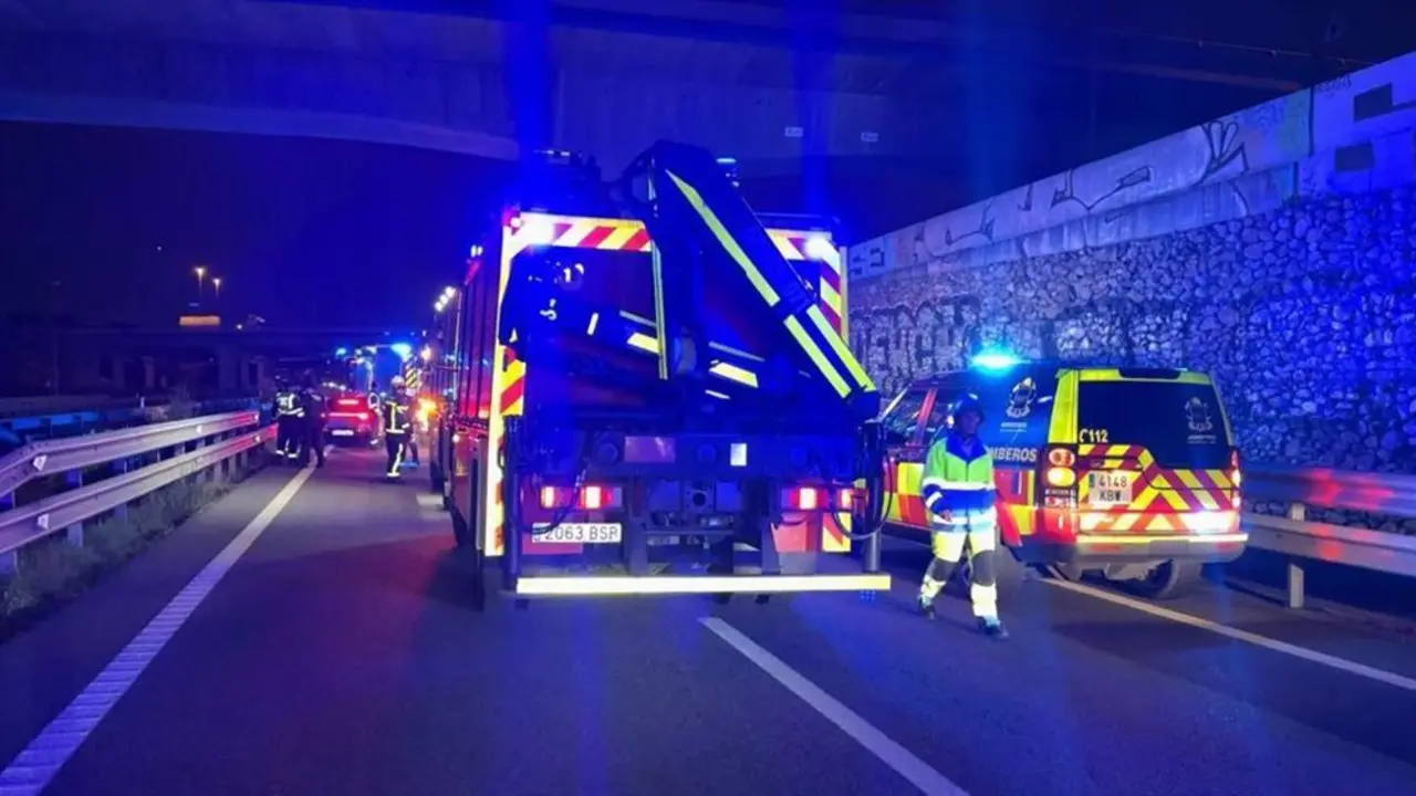 Veh&iacute;culos de emergencias con luces en la carretera