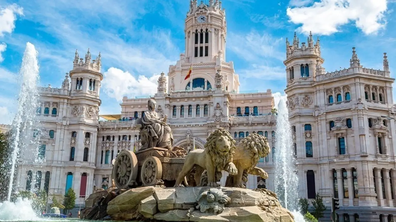 Fuente de Cibeles con el Ayuntamiento de Madrid detr&aacute;s en segundo plano