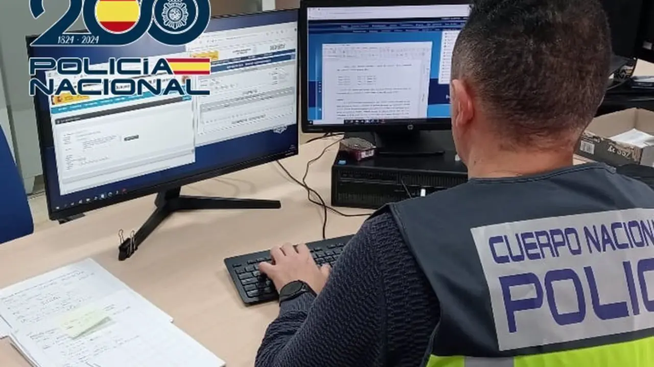 Cuerpo de Polic&iacute;a Nacional utilizando un ordenador