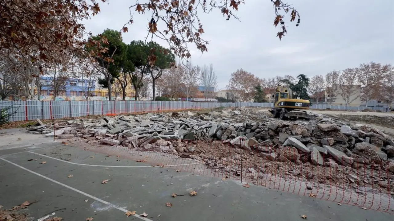 Obras de la L&iacute;nea 11 de Metro de Madrid en Carabanchel frente al CEIP Per&uacute;