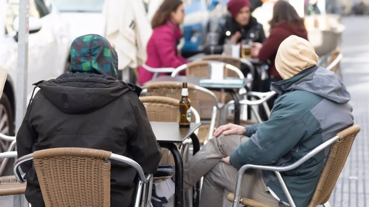 Terraza de un bar con gente