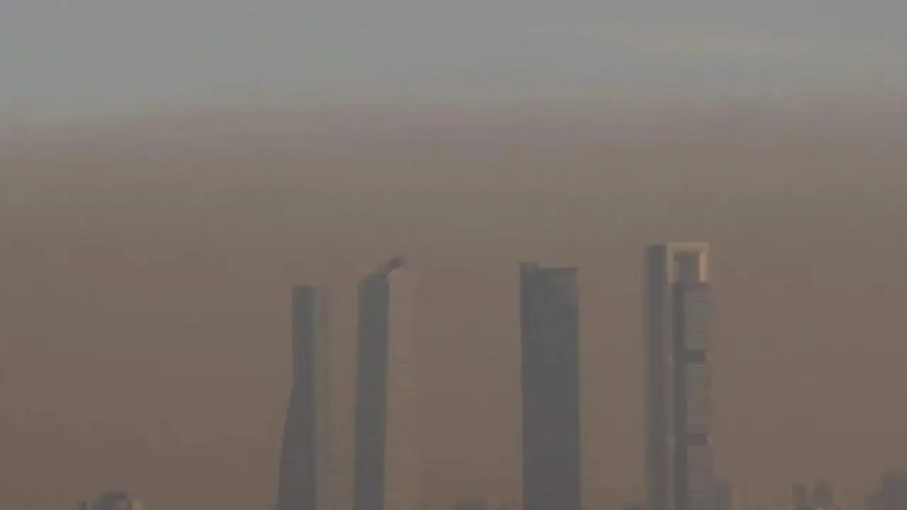Las Cuatro Torres de Madrid con polvo en suspensi&oacute;n en el ambiente