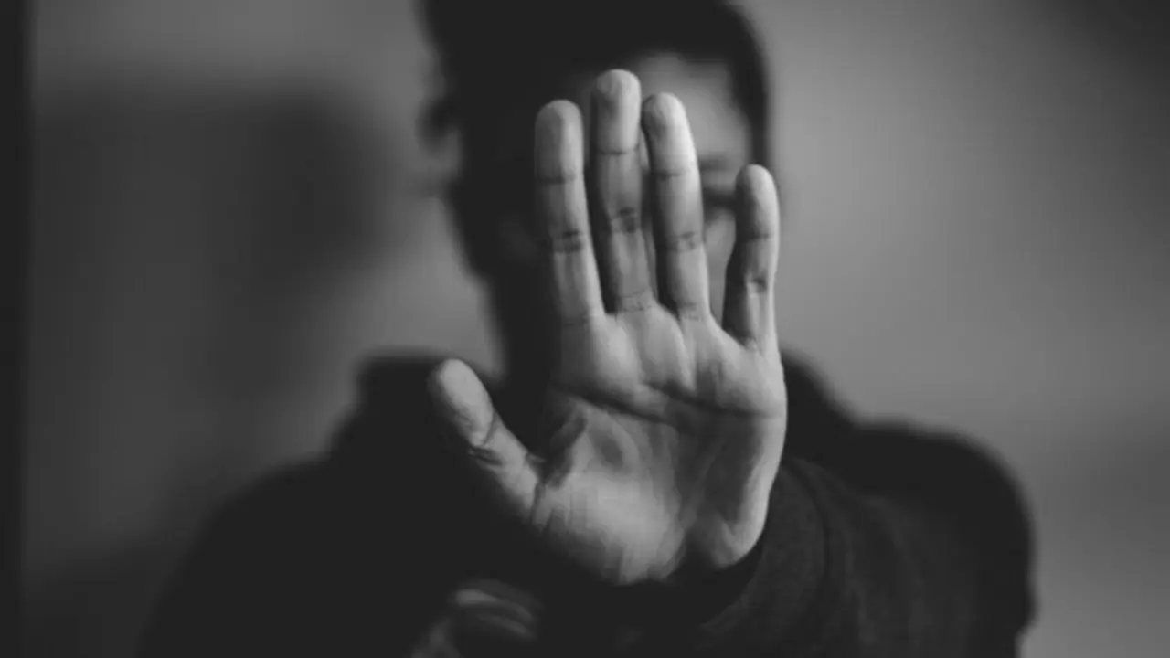 Imagen en blanco y negro de una mujer tapando el objetivo de la c&aacute;mara