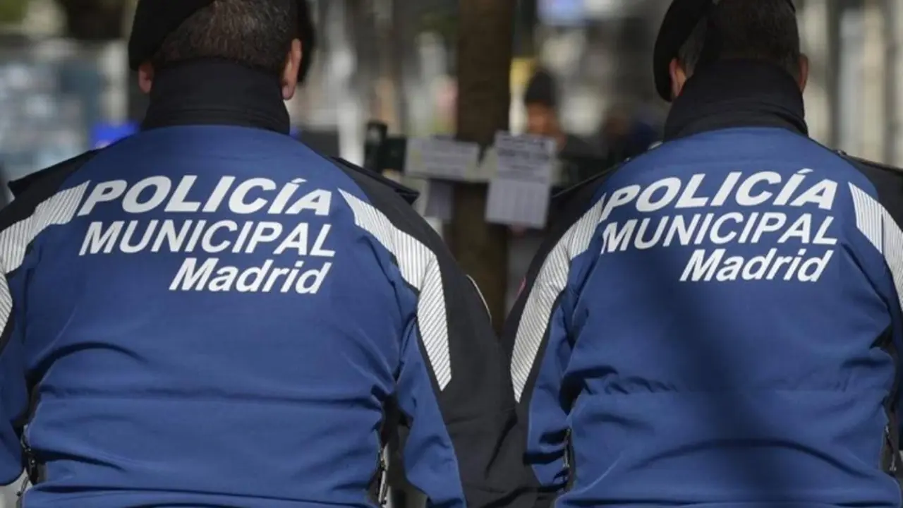 Dos agentes de la Polic&iacute;a Municipal de Madrid de espaldas