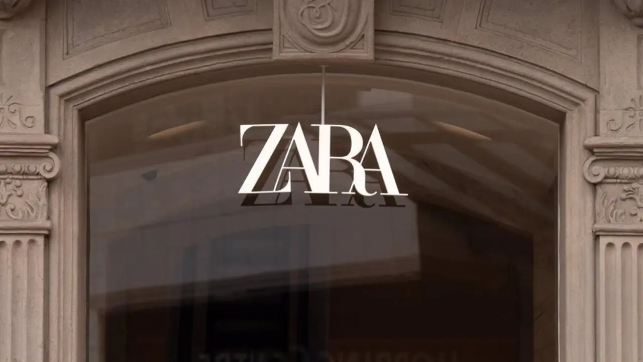 Entrada de una tienda de Zara con las letras sobre la fachada