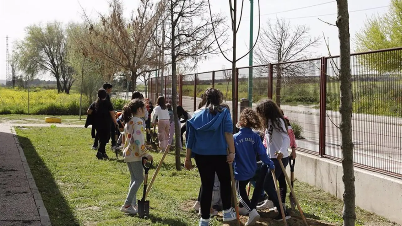 Zona verde con ni&ntilde;os en Getafe