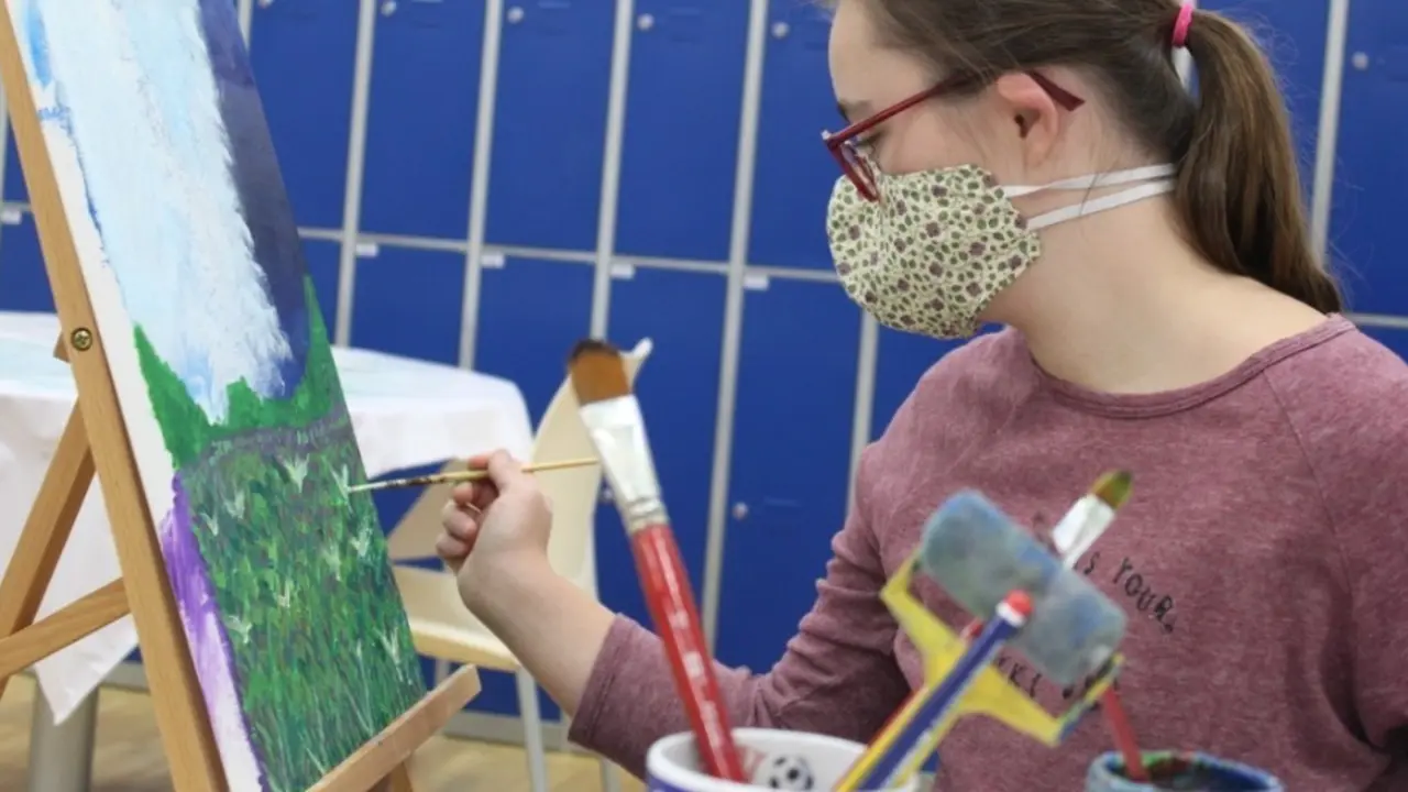 Mujer con S&iacute;ndrome de Down pintando un cuadro