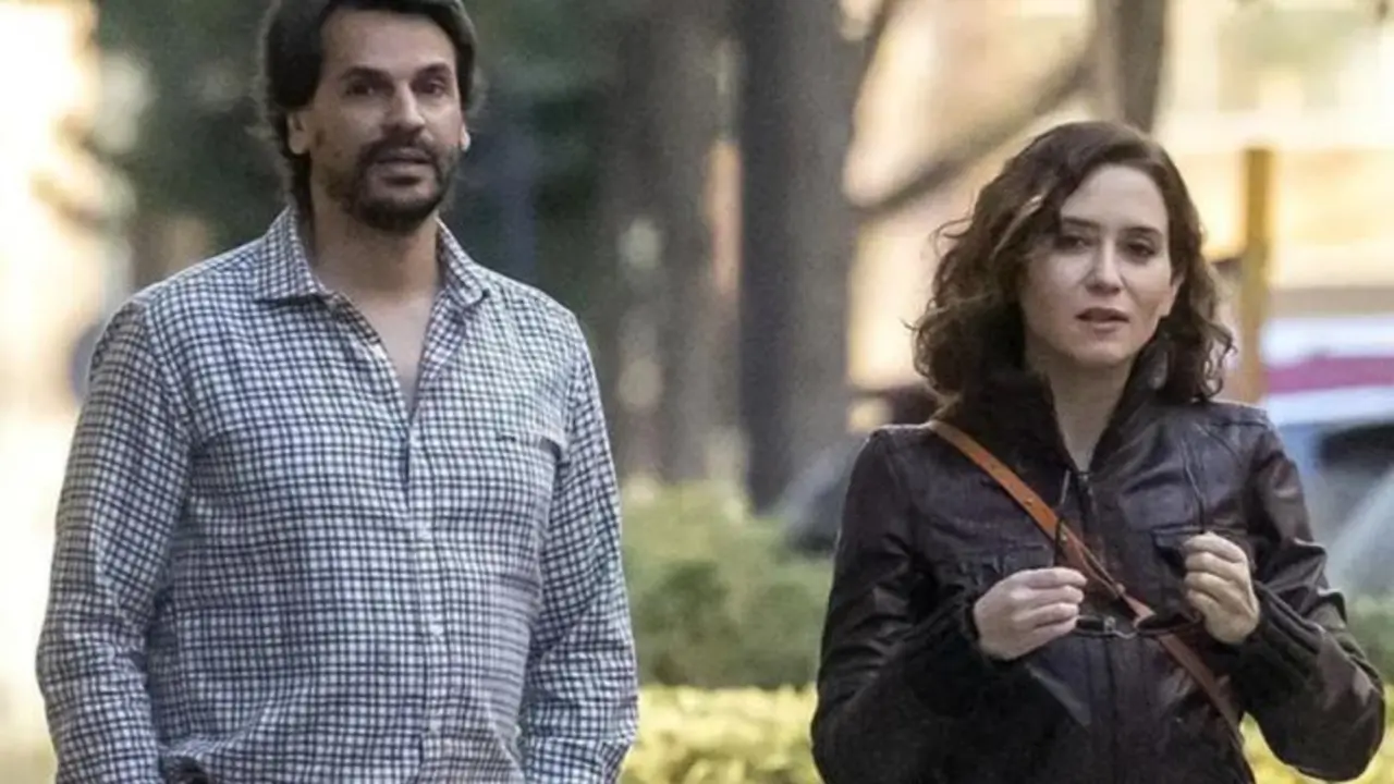 Isabel D&iacute;az Ayuso junto a su pareja