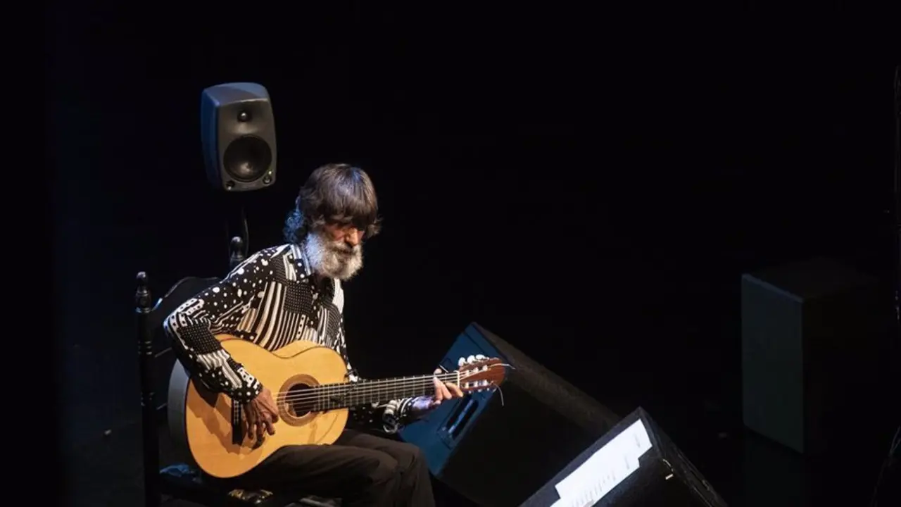 Hombre tocando la guitarra tradicional espa&ntilde;ola