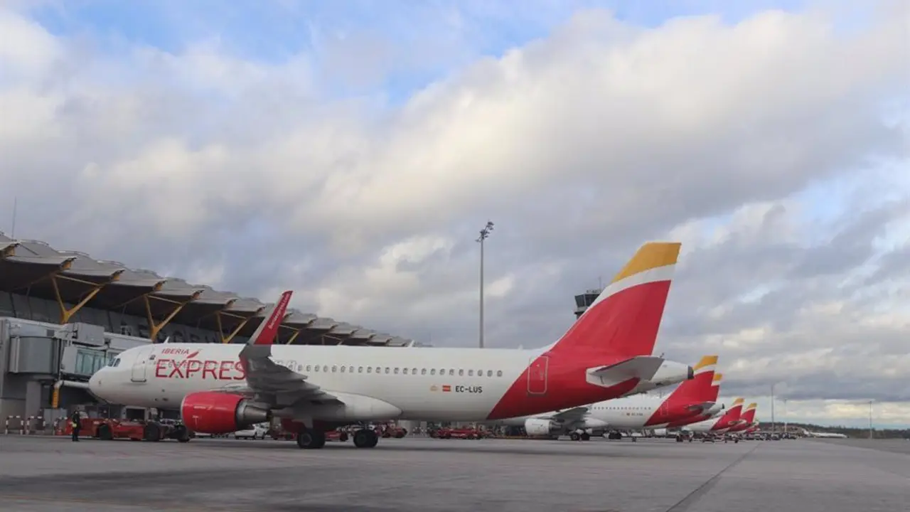 Avi&oacute;n de Iberia Express estacionado en un aeropuerto