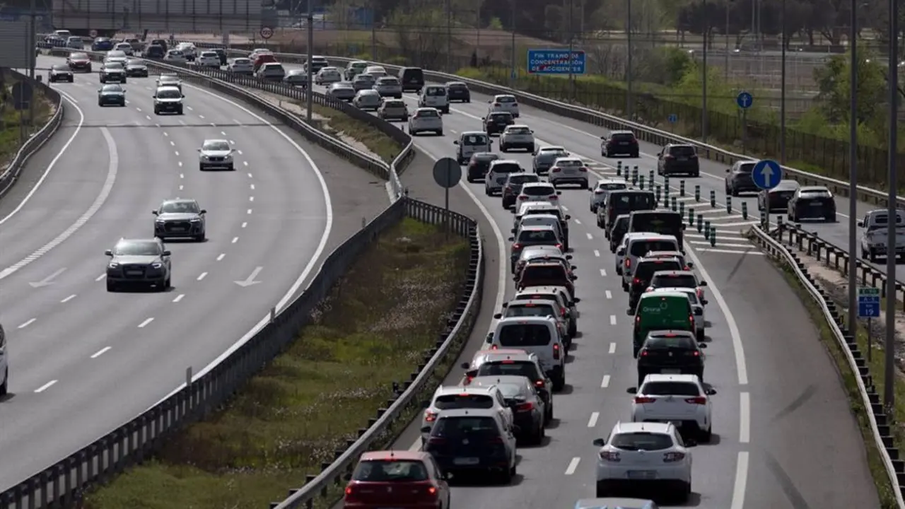 Carretera atascada por tr&aacute;fico de veh&iacute;culos