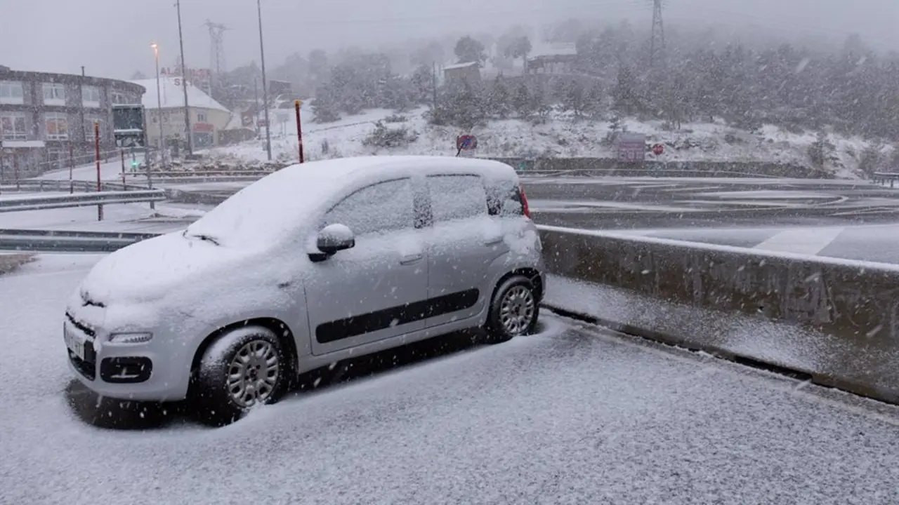 Parking nevado en la monta&ntilde;a