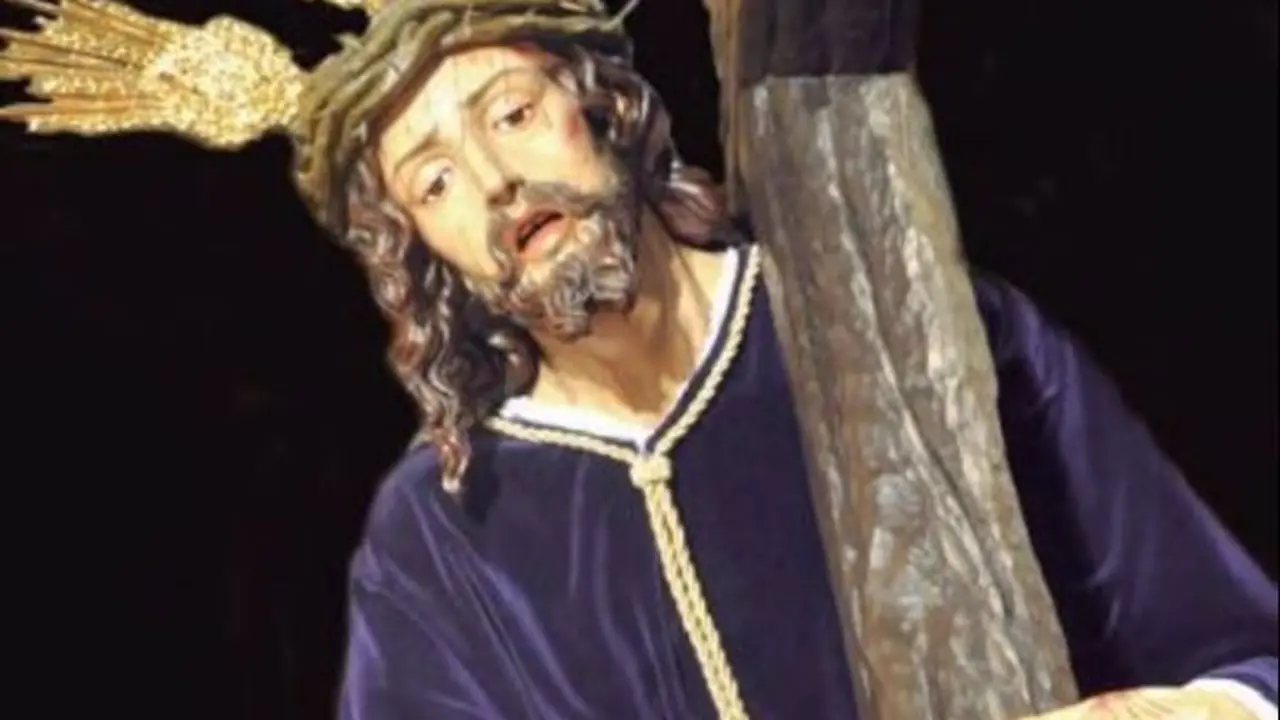 Figura de procesi&oacute;n de Cristo sosteniendo la cruz