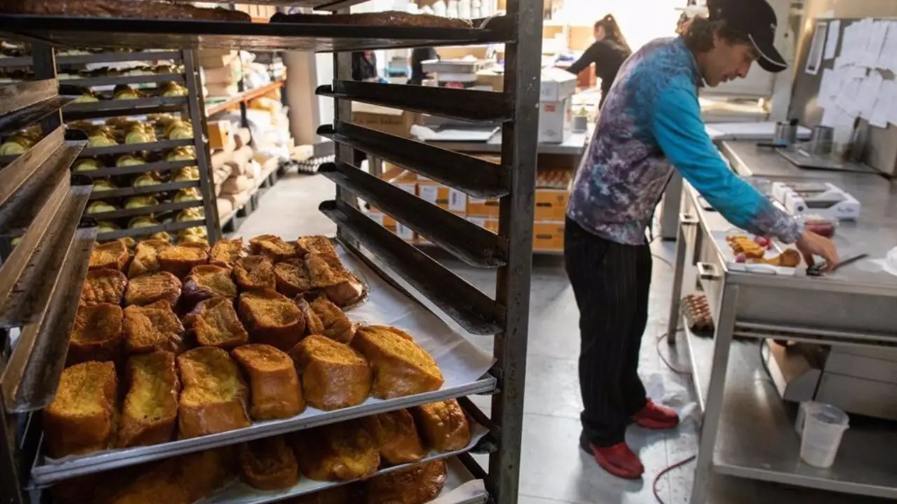 Estanter&iacute;a de una panader&iacute;a con bandejas de torrijas