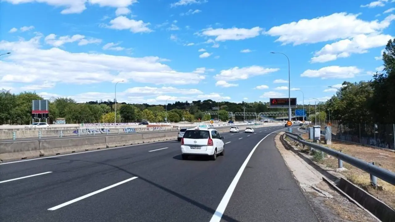 Carretera de Madrid con poco tr&aacute;fico de coches