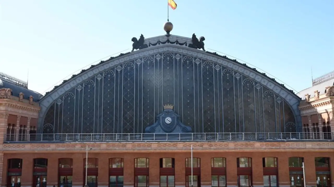 Fachada principal de la Estaci&oacute;n de Atocha en Madrid
