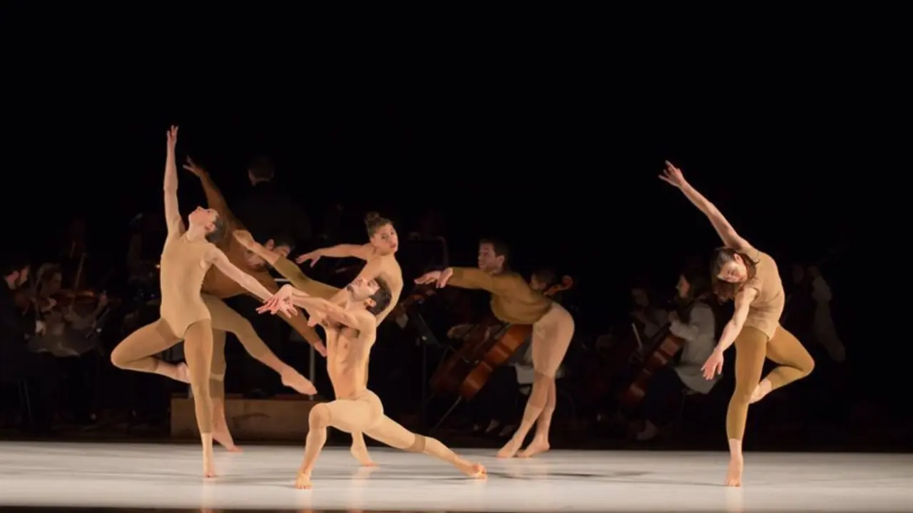Personas bailando sobre un escenario
