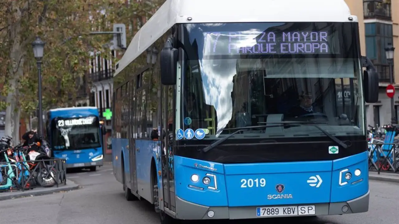 Autob&uacute;s azul de la EMT de Madrid